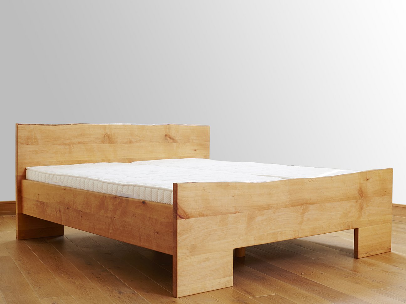 Bett aus massivem Erlenholz aus der b.a.u.m-natur Holzwerkstatt in Kirrweiler.