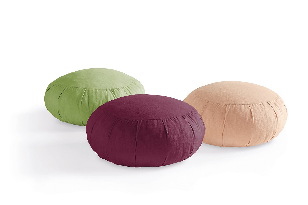 dormiente Yoga Kissen aus Naturmaterialien in verschiedenen Farben.