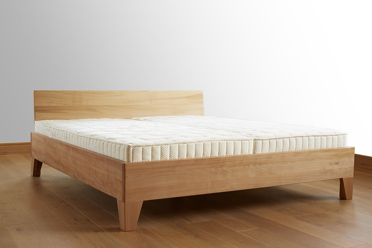 Bett aus massivem Buchenholz aus der b.a.u.m-natur Holzwerkstatt in Kirrweiler.