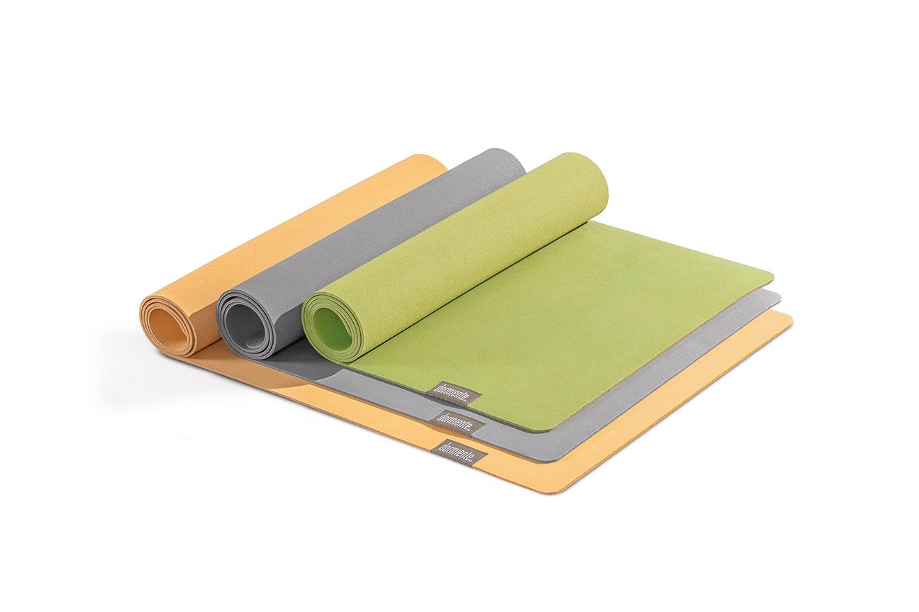 dormiente Yoga Matten aus Naturmaterialien in verschiedenen Farben.