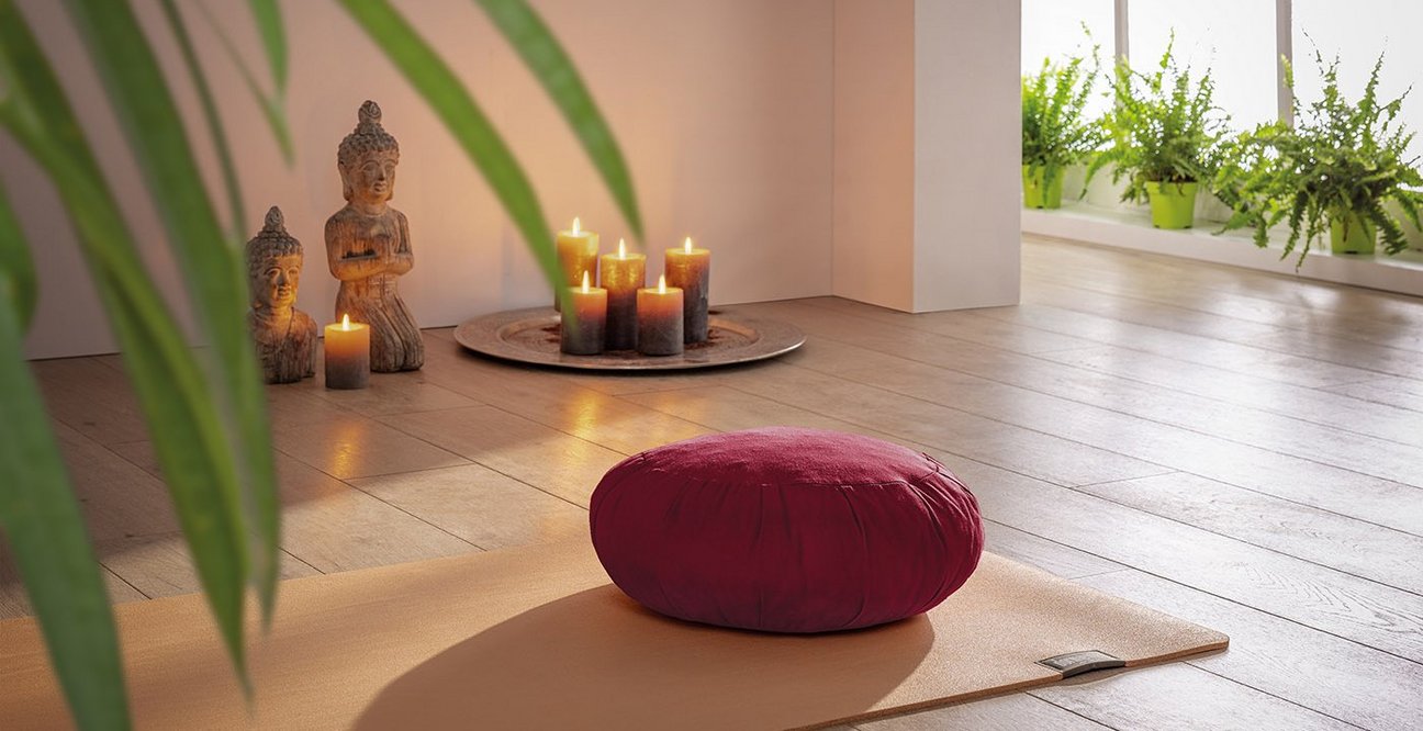 dormiente Yoga Matten und Kissen aus Naturmaterialien in verschiedenen Farben.
